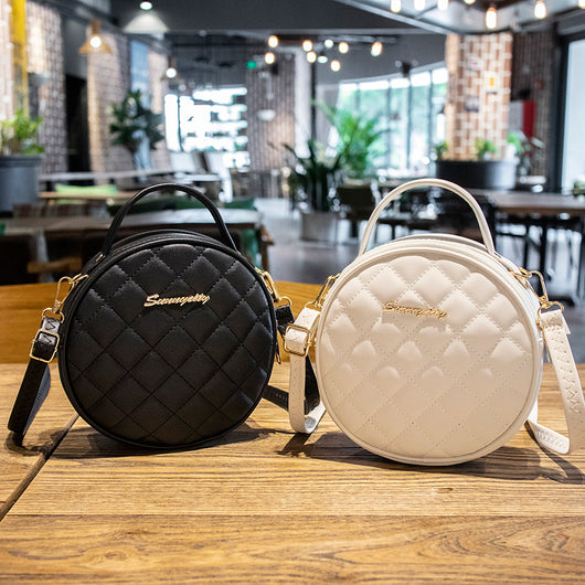 Bolso Redondo Pequeño con Bordado de Rombo y Diseño Asimétrico - Image 7