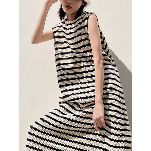 Vestido Tejido sin Mangas a Rayas Blanco y Negro con Escote en Uve - Image 11