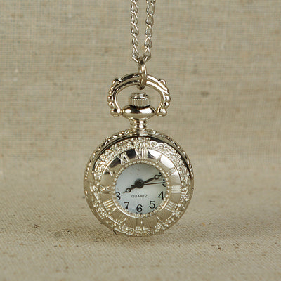 Reloj de Bolsillo Plateado con Números Romanos