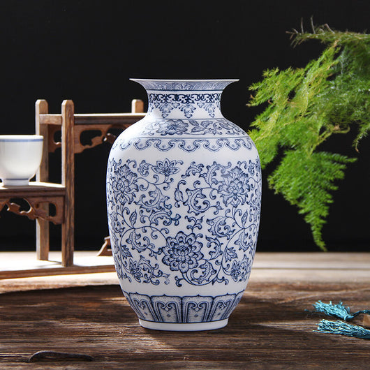 Jarrón Clásico de Cerámica Azul y Blanco - Ornamento Artesanal