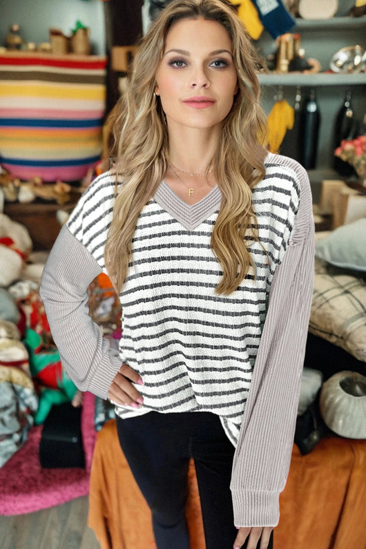 Suéter Tejido Khaki con Cuello V y Detalles de Contraste - Image 9