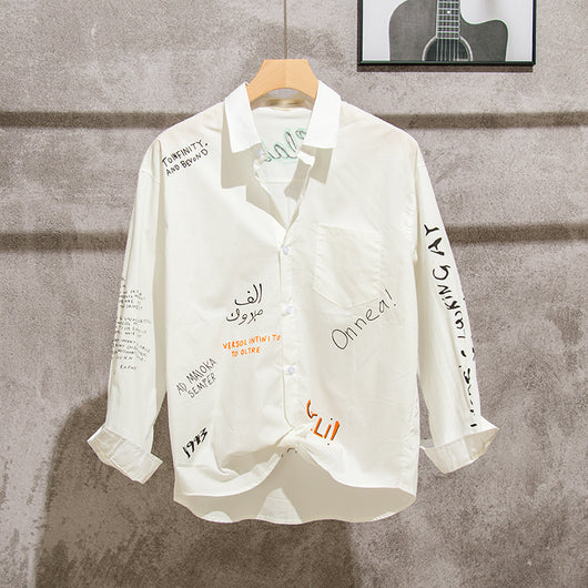 Playera Blanca Hombre Estilo Hong Kong con Estampado Graffiti - Image 2