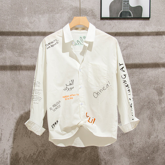 Playera Blanca Hombre Estilo Hong Kong con Estampado Graffiti