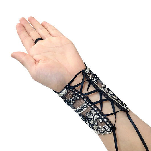Vestido Negro con Mangas de Encaje Bordado y Detalles Dorados - Image 7