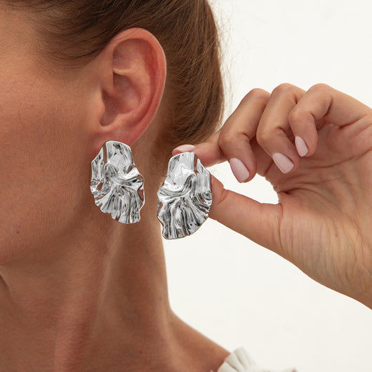Aretes de Flor Plisada en Metal Líquido - Image 7