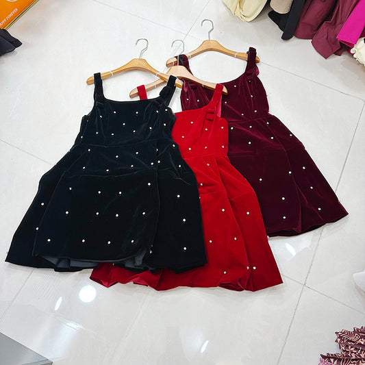 Vestido Negro Ajustado con Falda Voluminosa Mini
