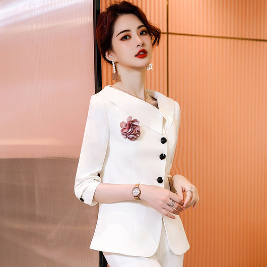 Uniforme Ejecutivo Blanco para Recepcionista de Hotel - Image 8