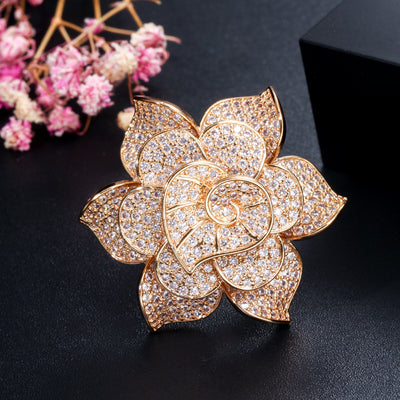 Anillo de Flor con Micro Circonitas de Lujo - Image 2