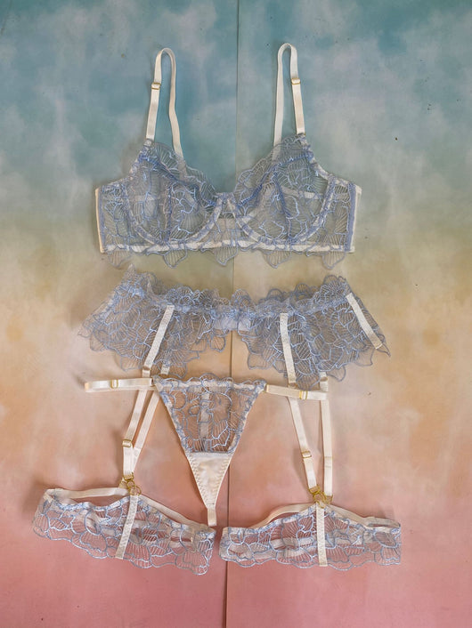 Conjunto de Lencería Transparente de Tres Piezas con Encaje Floral - Image 30