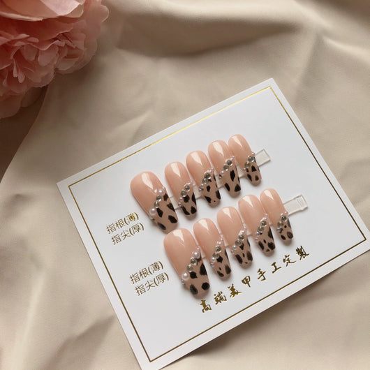 Manicura Estampado Leopardo con Perlas - Acabado Blanco Elegante - Image 12