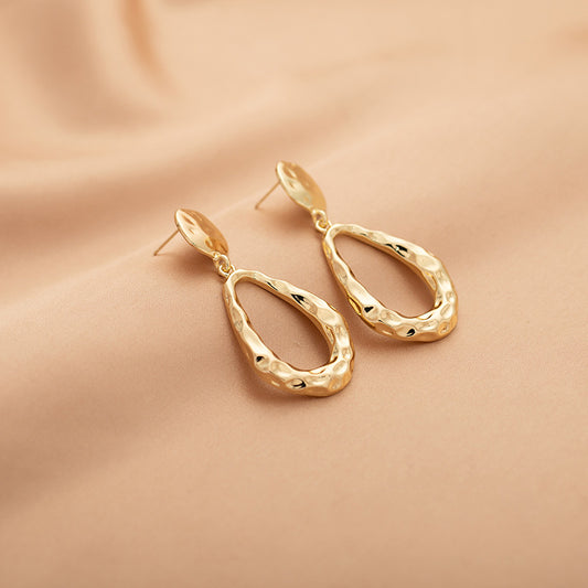 Aretes Colgante Gota de Agua Hueca Dorados Estilo Fashionable - Image 2