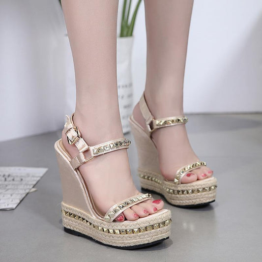 Sandalias Cuña con Remaches - Estilo y Elegancia para Mujer