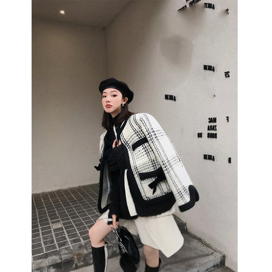 Blazer de Lana con Detalle de Moño y Contraste en Seda Negra - Image 6