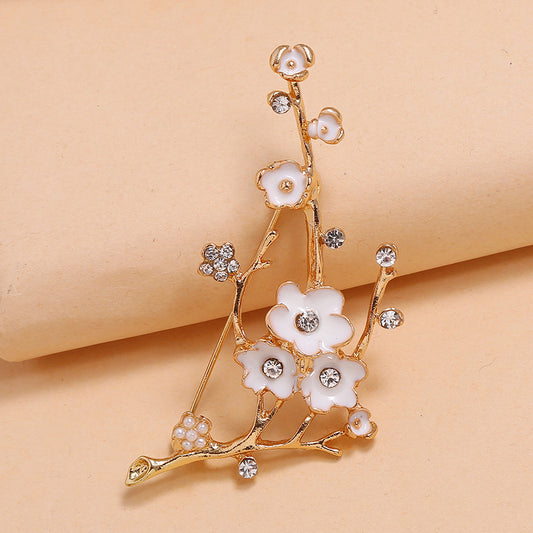 Broche Vintage Dorado en Aleación con Diseño de Ciruela Elegante
