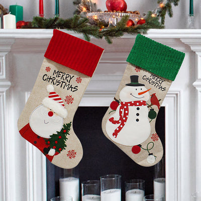 Calcetines Navideños Artesanales de Tela con Decoración Creativa - Image 3