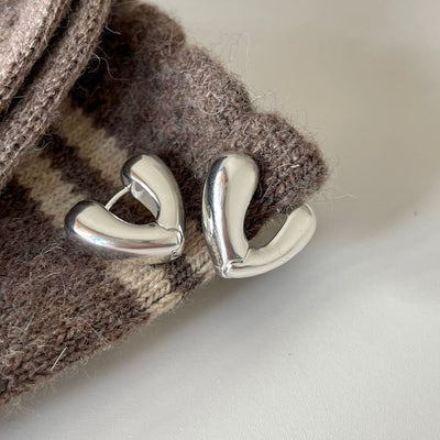 Aretes V en Plata - Minimalismo Elegante y Versátil - Image 9