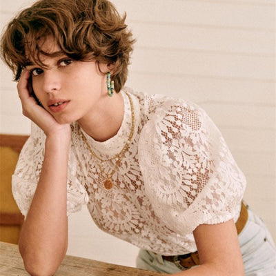 Blusa Elegante con Cuello Alto de Encaje y Mangas Globo