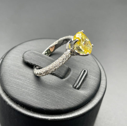 Anillo de Plata 925 con Circonia Cúbica Amarilla - Diseño Elegante y Minimalista para Mujer - Image 2