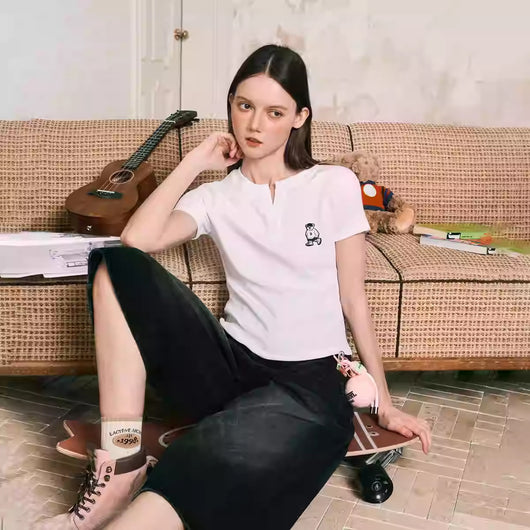 Camiseta Entallada Cuello V para Mujer - Diseño Minimalista - Image 4
