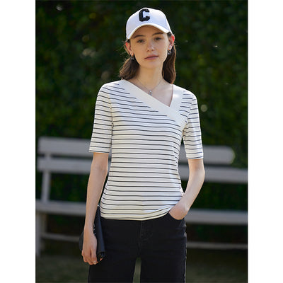 Camiseta Cuello V con Detalle de Solapa Diagonal - Image 9