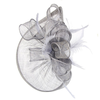 Tocado Nupcial con Plumas y Pasador Decorativo en Fibra Natural - Image 13
