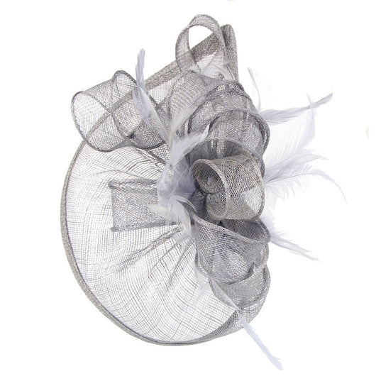 Tocado Nupcial con Plumas y Pasador Decorativo en Fibra Natural - Image 13