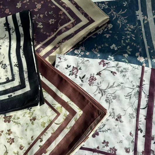Pañuelo Estampado con Flores Pequeñas - Diseño Clásico - Image 3