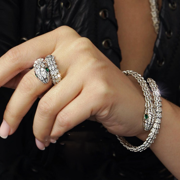 Anillo de Serpiente con Diamantes y Esmeraldas