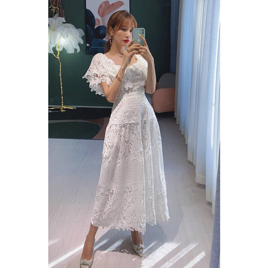 Vestido Blanco Largo con Bordado Floral y Detalle de Hombro