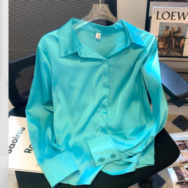 Blusa de Satén Azul Marino con Solapa y Drapeado Elegante