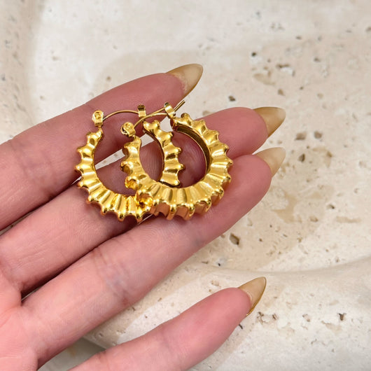 Aretes Vintage de Acero Titanio Chapado en Oro 18K con Diseño de Engranaje - Image 17