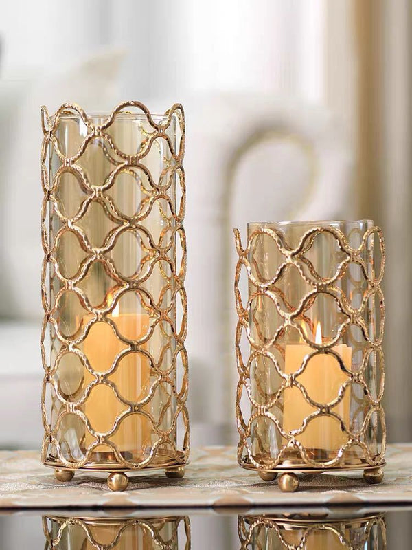 Jarrón de Cristal Calado con Detalles Dorados y Soporte Metálico