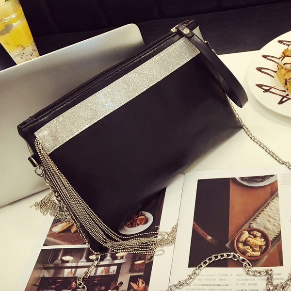 Clutch Sobre Elegante con Borlas - Diseño Minimalista en Negro