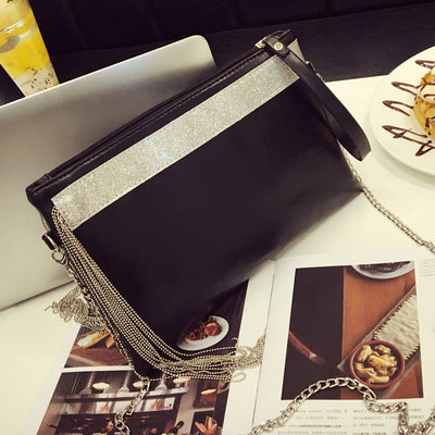 Clutch Sobre Elegante con Borlas - Diseño Minimalista en Negro