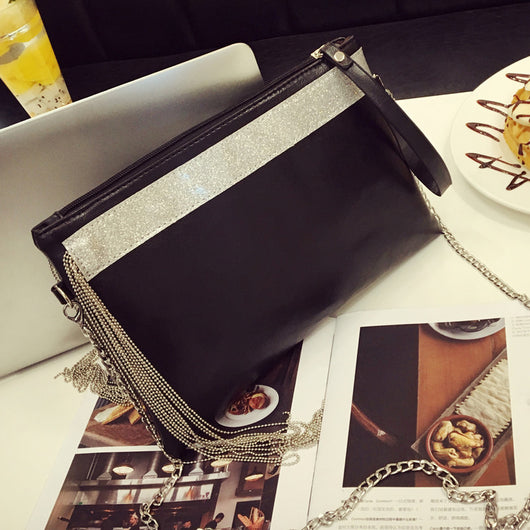 Clutch Sobre Elegante con Borlas - Diseño Minimalista en Negro