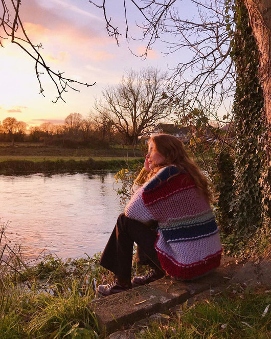 Cardigan Tejido a Mano con Rayas Arcoíris y Contraste de Colores - Image 11