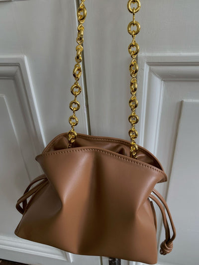 Bolso Bandolera de Cuero Vacuno Tipo Bucket para Mujer - Image 10