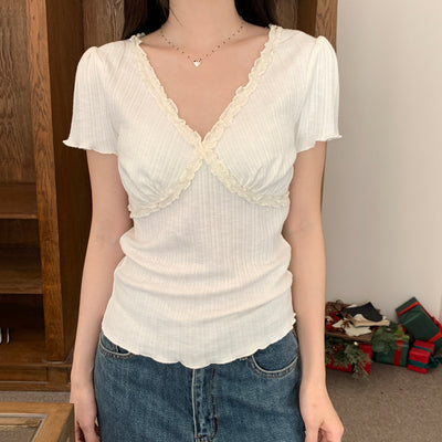 Blusa Crop Top Ajustada con Encaje y Cuello en V - Image 17