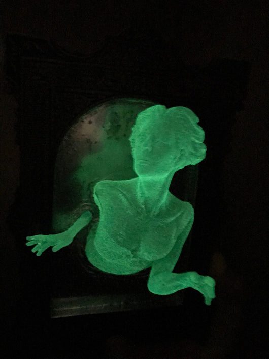 Espejo Luminoso Ghost Resin con Cruz - Decoración Brillante de Pared - Image 15
