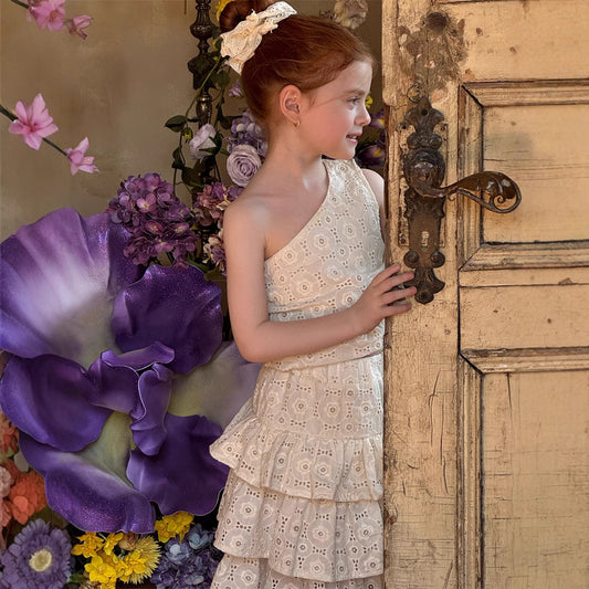 Vestido Pastel con Hombreras Oblicuas y Bordados de Verano - Image 2