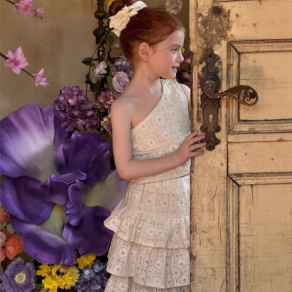 Vestido Pastel con Hombreras Oblicuas y Bordados de Verano