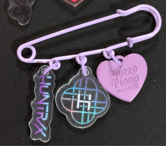 Broche de Seguridad K-POP DEMON HUNTERS - Amuleto Coleccionable