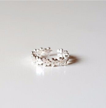 Anillo de Plata Hueco con Flor Delicada - Image 4
