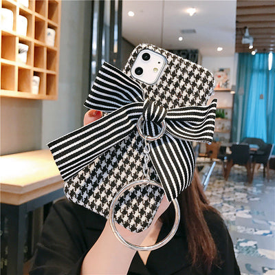 Funda Protectora para Apple con Diseño de Moño Calado y Anillo Metálico - Image 5