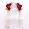 Tocado nupcial con flores rojas y horquilla china