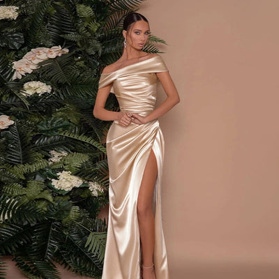 Vestido de Satén Largo Elegante con Hombros Descubiertos y Abertura