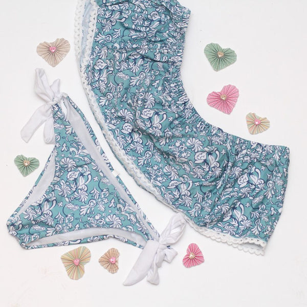 Bikini Strapless Azul Claro con Patrón Floral y Abertura Lateral