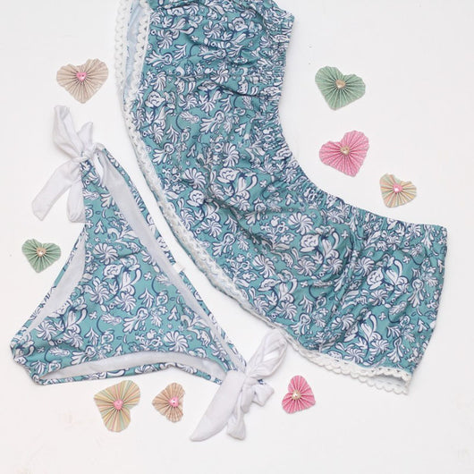 Bikini Strapless Azul Claro con Patrón Floral y Abertura Lateral - Image 2