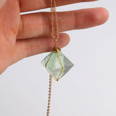 Collar Colgante Octaedro de Fluorita Verde con Alambre Dorado - Joya de Piedra Natural para Chakra y Sanación - Image 4