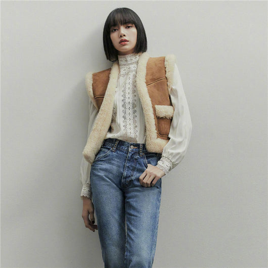 Conjunto de Moda Lisa Lamb: Chaleco, Camisa de Encaje y Blazer